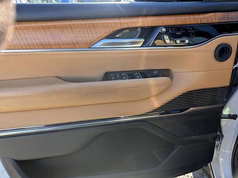 Used 2022 Jeep Grand Wagoneer Series III image 12