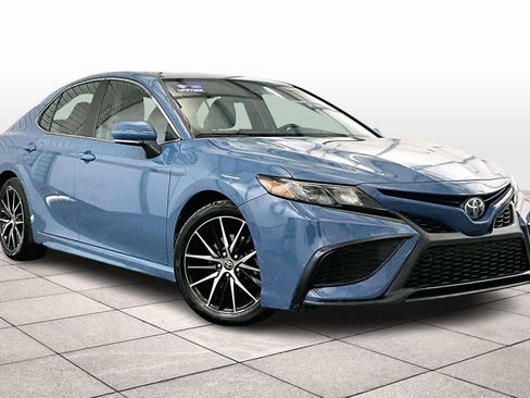 Used 2023 Toyota Camry SE image 2