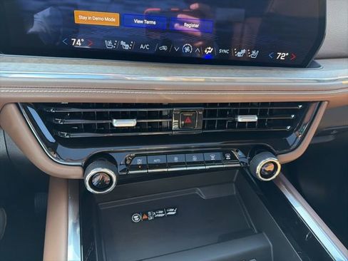 Used 2025 Chevrolet Suburban High Country AWD/4WD image 36