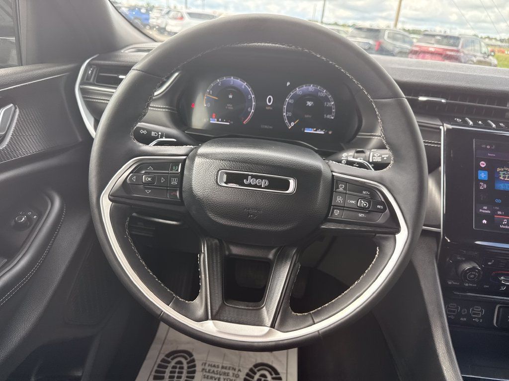 Used 2025 Jeep Grand Cherokee Altitude AWD/4WD image 14