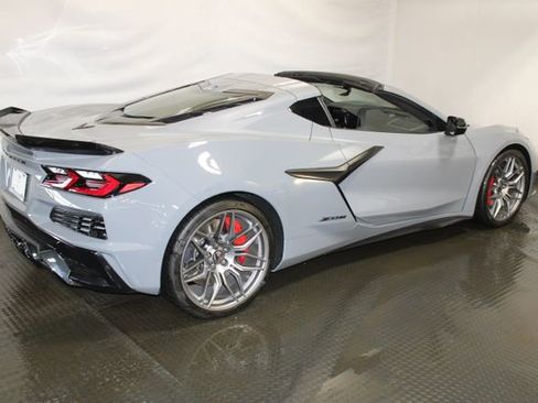 Used 2025 Chevrolet Corvette Z06 RWD image 8