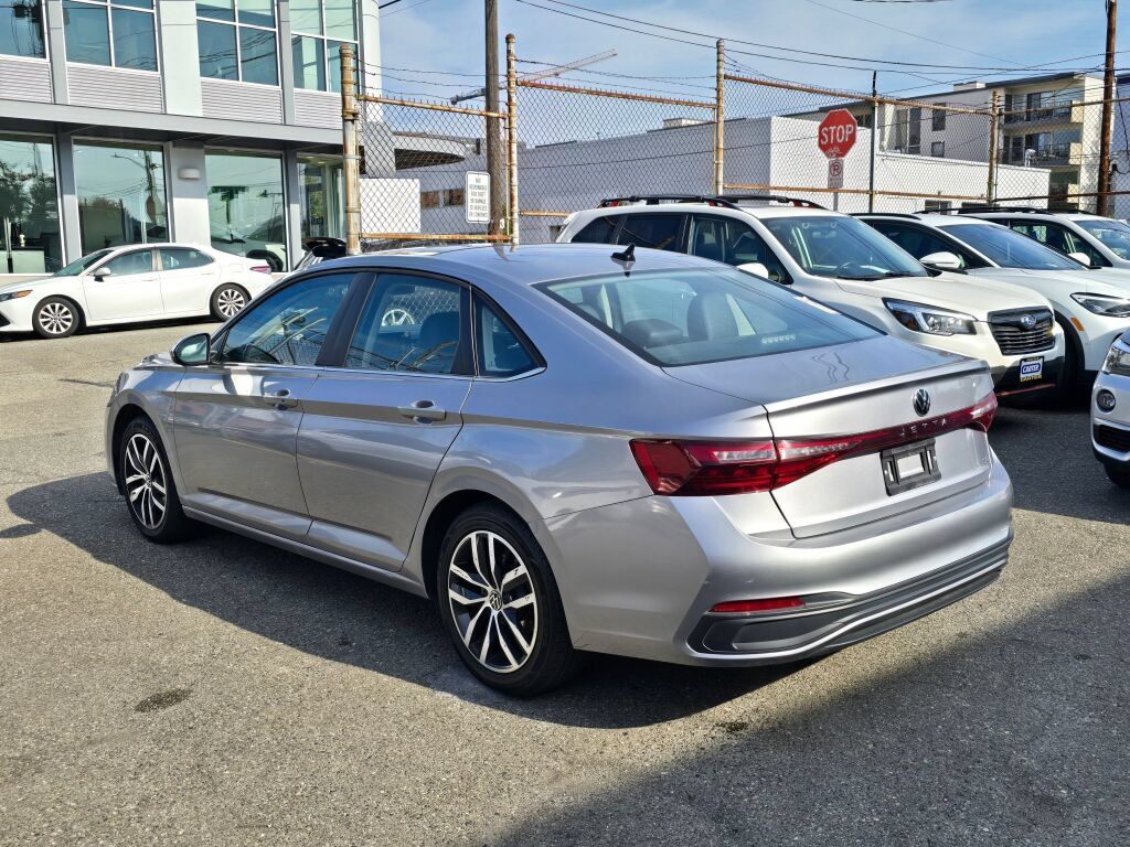 Used 2025 Volkswagen Jetta SE FWD image 5