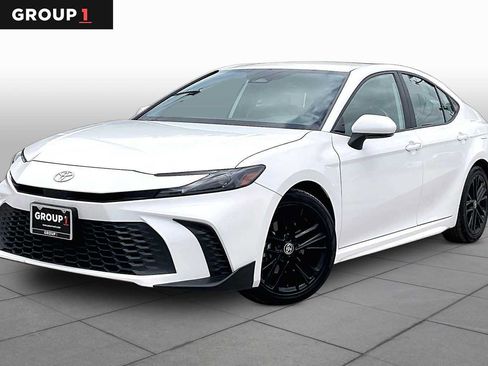 Used 2025 Toyota Camry SE FWD image 1
