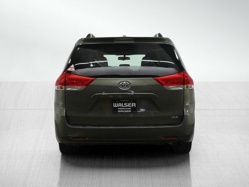 Used 2012 Toyota Sienna XLE image 4