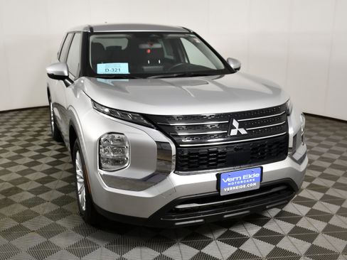 Used 2023 Mitsubishi Outlander ES FWD image 3