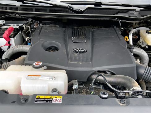 Used 2024 Toyota Tundra Limited AWD/4WD image 32