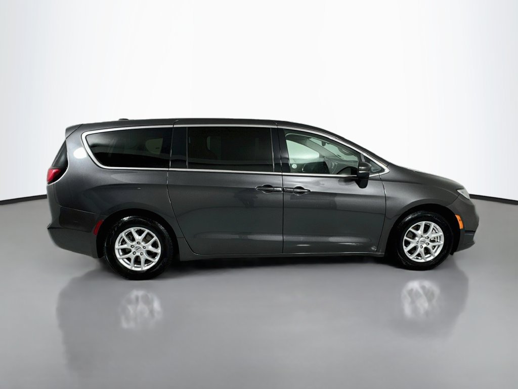 Used 2023 Chrysler Pacifica Touring-L FWD image 9