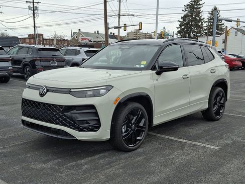 New 2026 Volkswagen Tiguan SE R-Line image 3