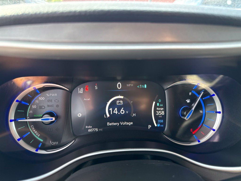 Used 2023 Chrysler Pacifica Touring-L FWD image 13
