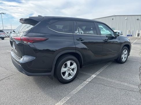 Used 2024 Toyota Highlander LE image 3