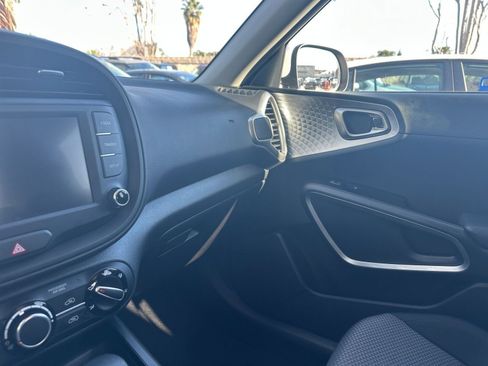 Used 2025 Kia Soul LX w/ LX Technology Package image 40