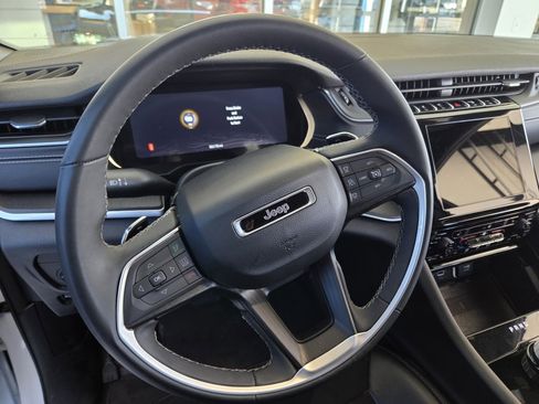 Used 2023 Jeep Grand Cherokee L Laredo image 36