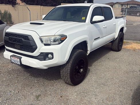 Used 2018 Toyota Tacoma TRD Sport w/ Technology Package AWD/4WD image 1
