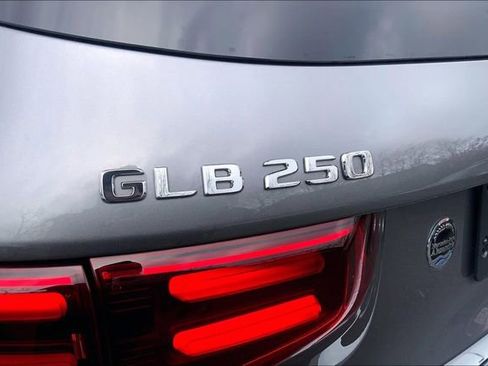 Used 2025 Mercedes-Benz GLB 250 4MATIC image 8