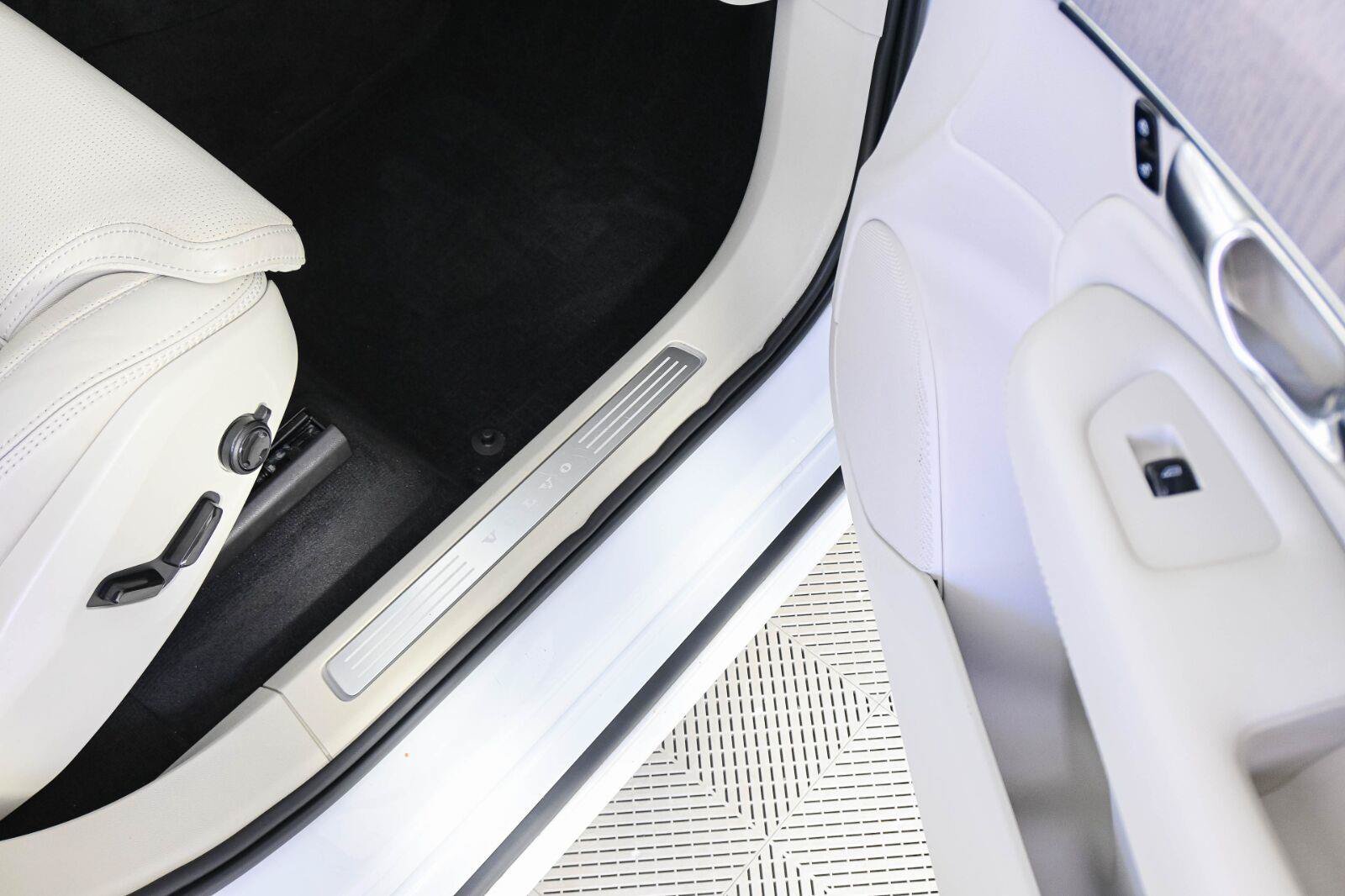 Certified 2025 Volvo XC90 T8 Ultra w/ Protection Package Premier AWD/4WD image 26