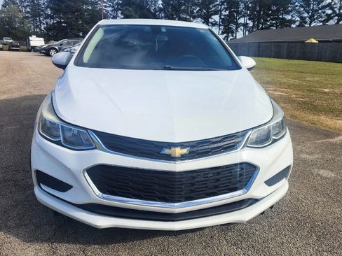 Used 2018 Chevrolet Cruze LS image 2