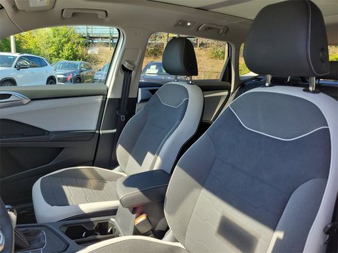 Certified 2025 Volkswagen Taos SE image 20