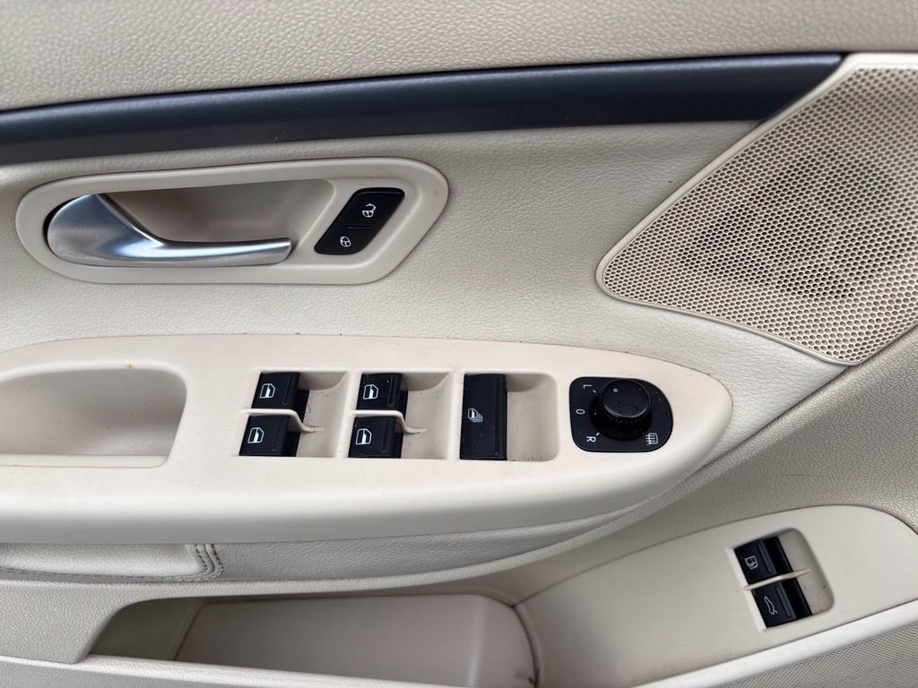 Used 2009 Volkswagen Eos Komfort FWD image 13