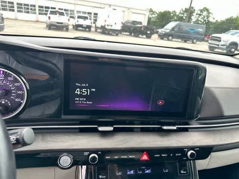 Used 2023 Kia Carnival EX FWD image 9