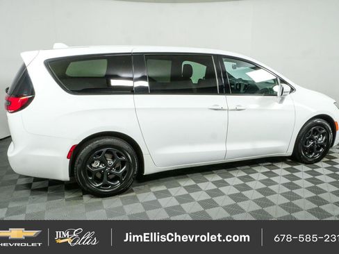 Used 2022 Chrysler Pacifica Touring-L w/ S Appearance Package FWD image 2