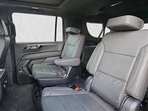 Used 2025 Chevrolet Suburban LT w/ Advanced Technology Package RWD image 19