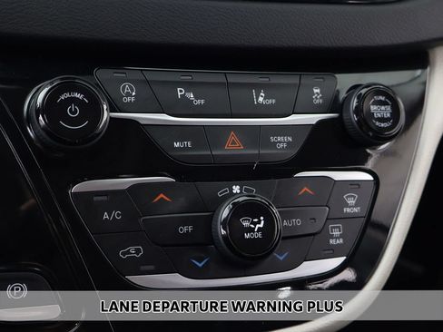 Used 2024 Chrysler Pacifica Touring-L FWD image 5