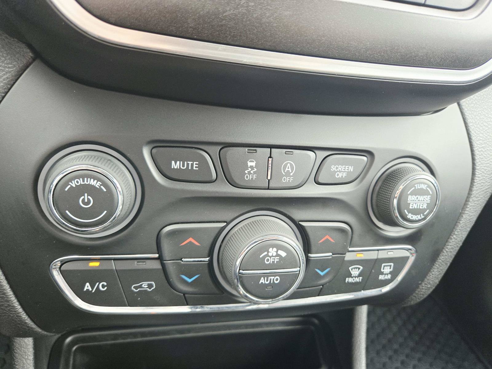 Used 2019 Jeep Cherokee Trailhawk AWD/4WD image 32