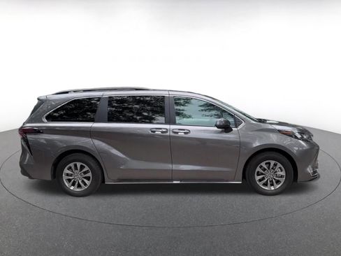 Used 2024 Toyota Sienna XLE FWD image 16