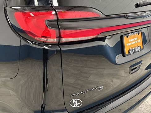 Used 2025 Chrysler Pacifica Limited image 36