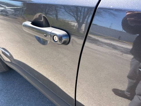 Used 2018 Jeep Renegade Latitude w/ Popular Equipment Group image 20