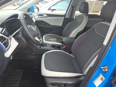 Used 2025 Volkswagen Taos SE image 9