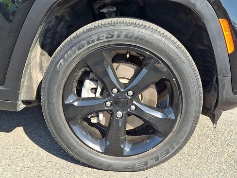 Used 2023 Jeep Grand Cherokee L Laredo image 8