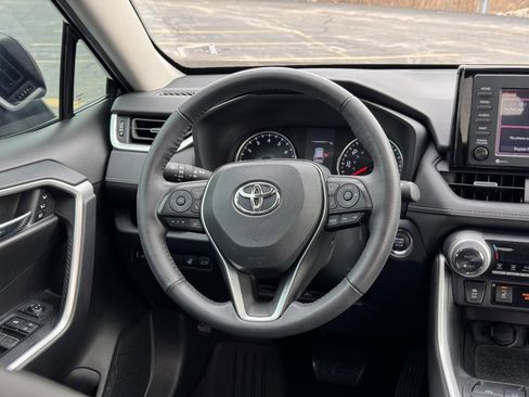 Used 2022 Toyota RAV4 XLE Premium image 14
