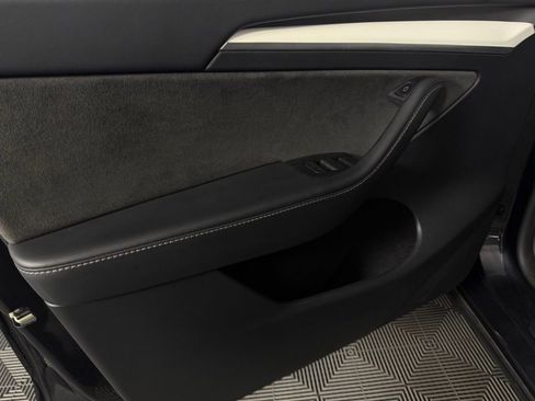 Used 2024 Tesla Model Y 2WD image 25