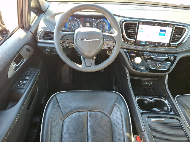 Used 2025 Chrysler Pacifica Limited FWD image 12