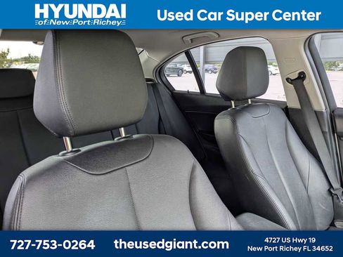 Used 2016 BMW 320i Sedan RWD image 6