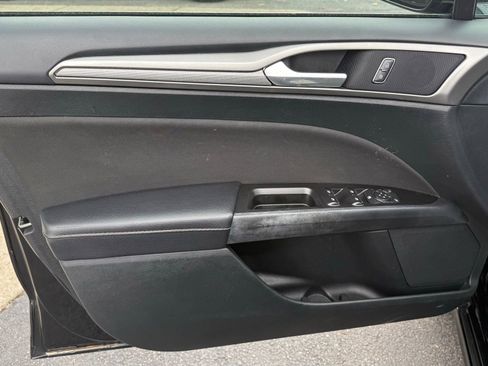 Used 2017 Ford Fusion SE w/ Fusion SE Technology Package image 24