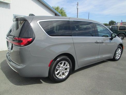 Used 2025 Chrysler Pacifica Select FWD image 6