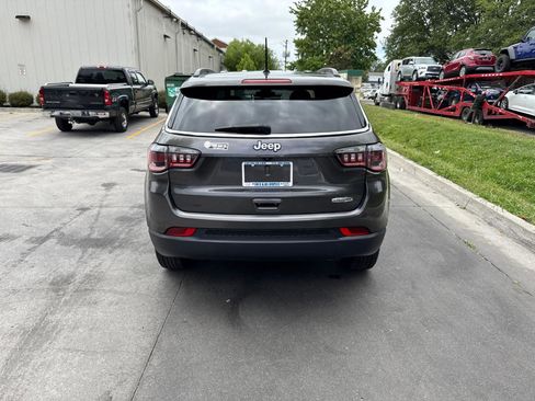 Used 2018 Jeep Compass Latitude FWD image 10