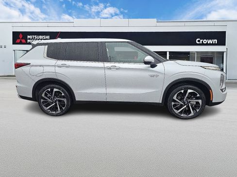 New 2025 Mitsubishi Outlander SE image 3