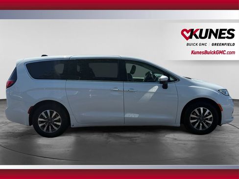 Used 2023 Chrysler Pacifica Touring-L FWD image 12
