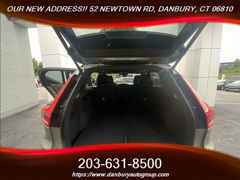 Used 2022 Volvo XC40 T5 R-Design AWD/4WD image 21