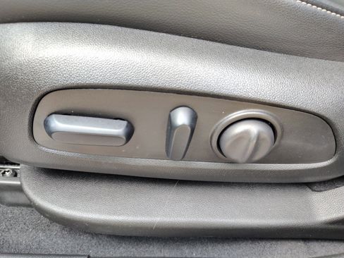 Used 2023 GMC Acadia SLT w/ Technology Package image 12