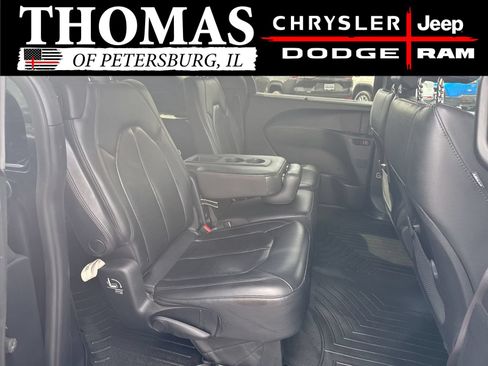 Used 2020 Chrysler Pacifica Touring-L FWD image 24