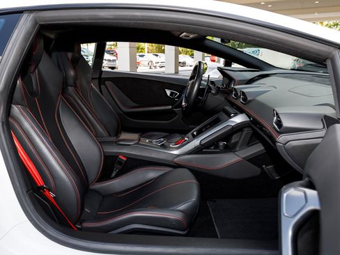 Used 2022 Lamborghini Huracan EVO RWD image 18