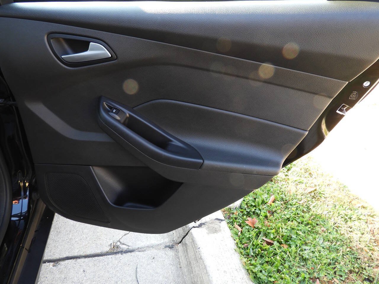 Used 2018 Ford Focus SE w/ Cold Weather Package FWD image 27