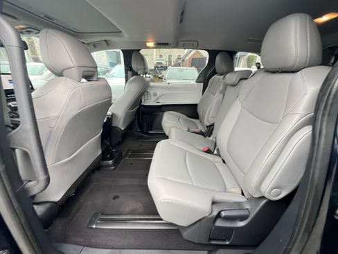 Used 2025 Toyota Sienna XLE image 27