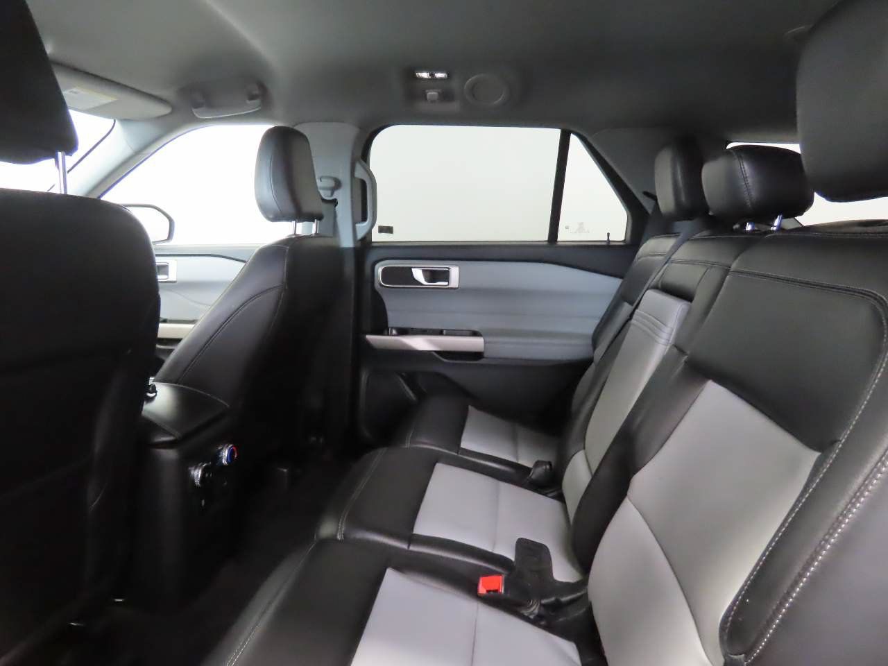 Used 2023 Ford Explorer XLT w/ Equipment Group 202A RWD image 17