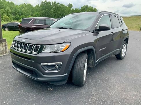 Used 2019 Jeep Compass Latitude w/ Popular Equipment Group AWD/4WD image 4
