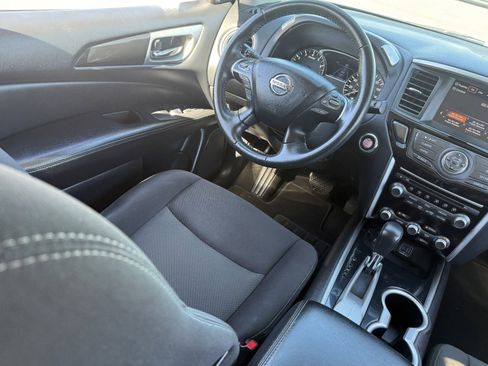 Used 2020 Nissan Pathfinder SV image 15